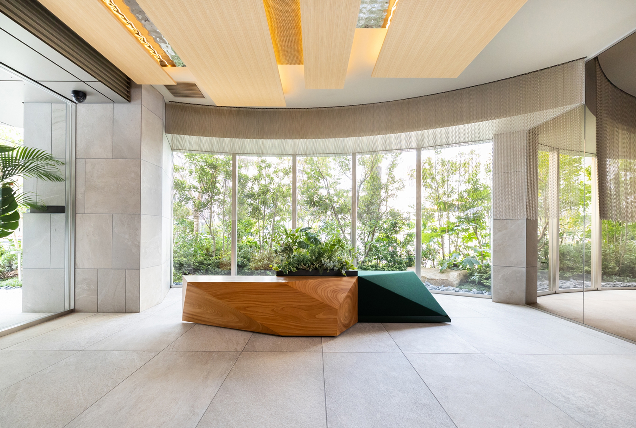 オフィス木質化事例_渋谷DEEPTECH_無垢フローリング01